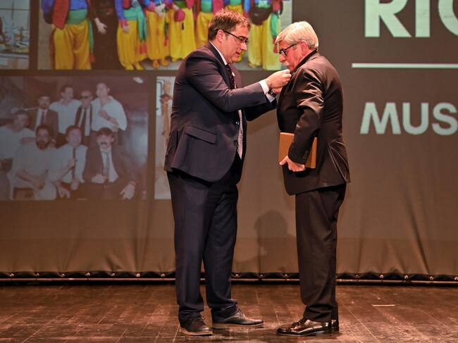 Miguel Quiléz, en el momento de recibir la insignia Musulmán de Oro, de manos del presidente de la Comparsa de Moros Musulmanes de Elda.
