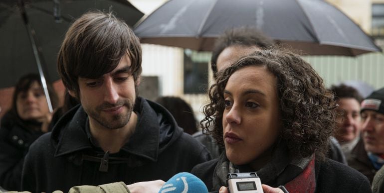 La diputada y candidata a la secretaría general de Podemos Euskadi, Nagua Alba, y el diputado Eduardo Maura hacen declaraciones a los medios el pasado sábado.  