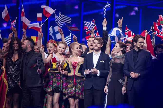 Concursantes clasificados a la final se reúnen en el escenario durante la segunda semifinal del Concurso de la Canción Eurovision