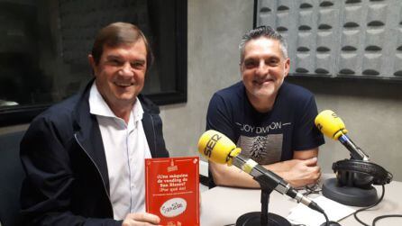 Carlos Abad, a la izquierda, en una visita a Radio Eibar