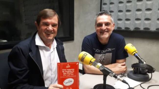 Carlos Abad, a la izquierda, en una visita a Radio Eibar