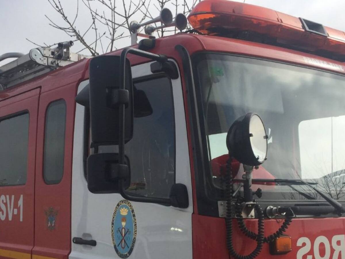 Un incendio en una vivienda en la capital acaba con tres personas evacuadas al hospital