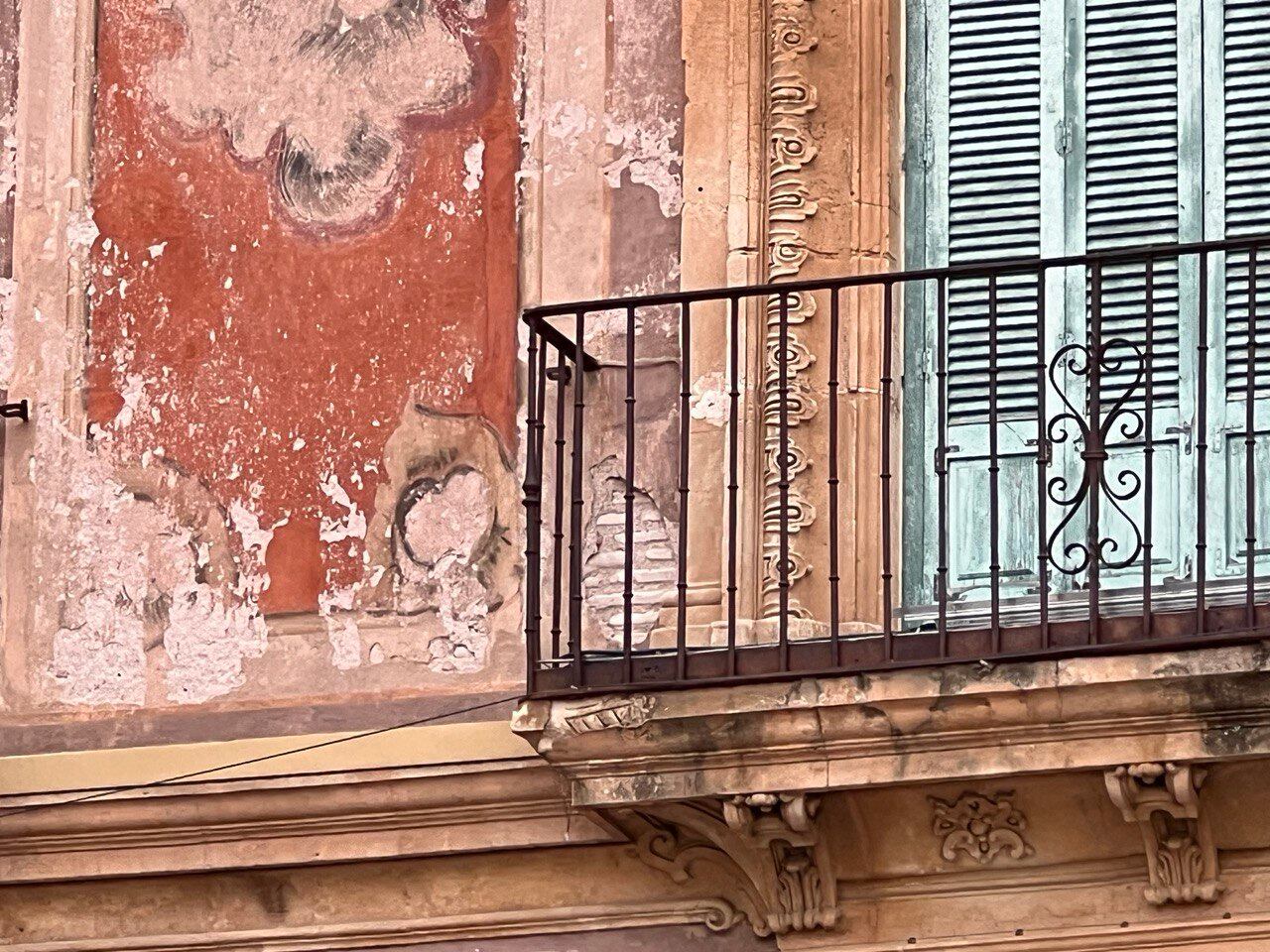 Desprendimiento en la fachada del palacio episcopal de Murcia