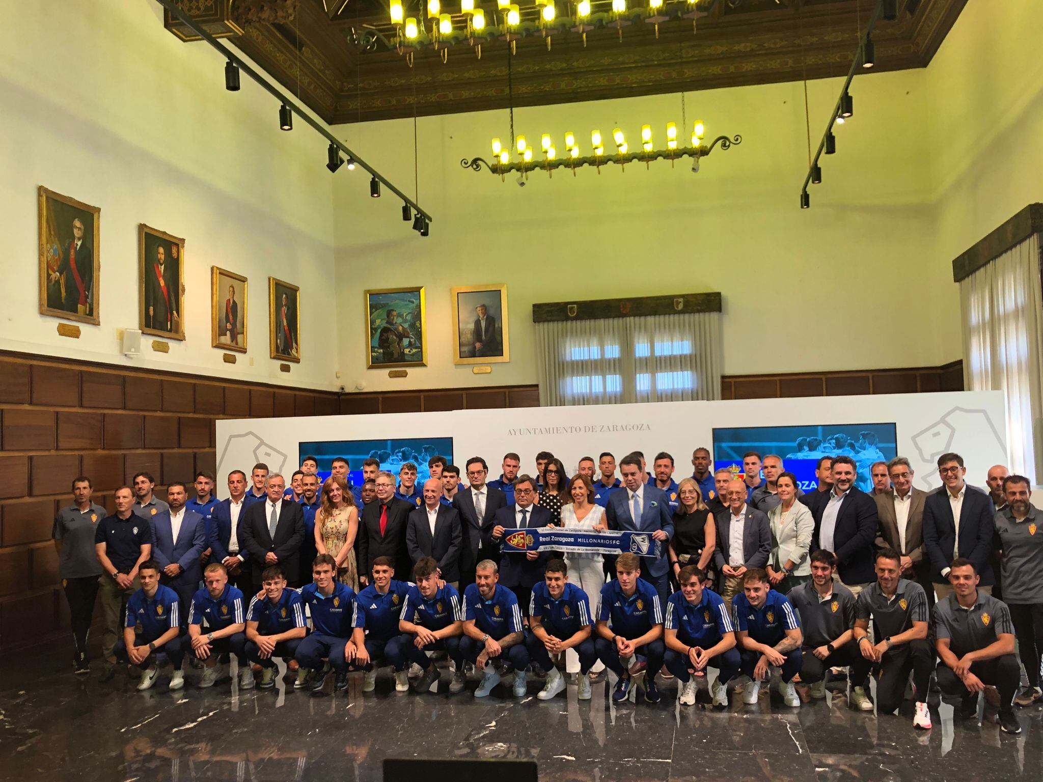 Foto de familia en el ayuntamiento de Zaragoza