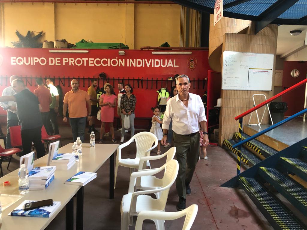 Alfonso López Simarro, momentos antes de la presentación, en el Parque de Bomberos de Linares