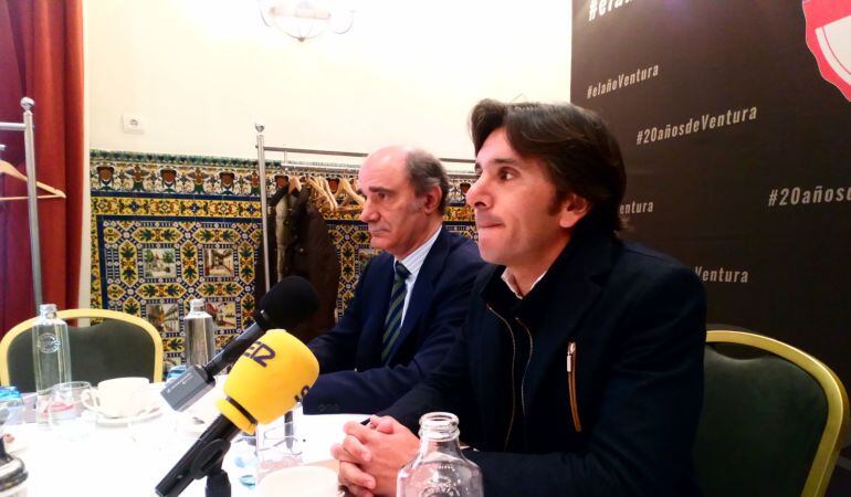 El rejoneador Diego Ventura, a la derecha, acompañado durante la rueda de prensa en el Hotel Vincci La Rábida por su apoderado Pablo Lozano