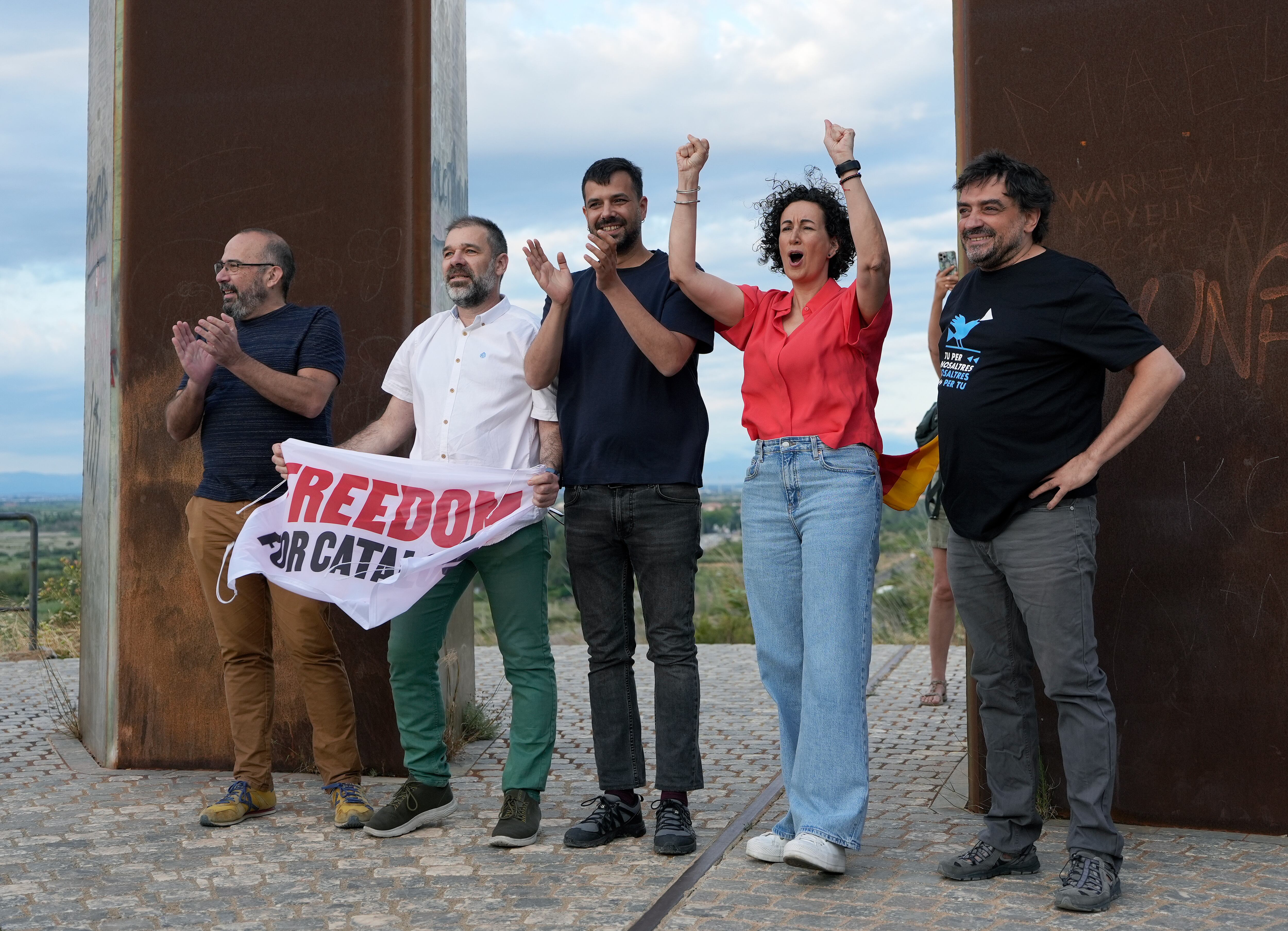 GRAFCAT6599 Salses (FRANCIA) 12/07/2024.- La secretaria general de Esquerrra Republicana de Catalunya (ERC), Marta Rovira (2d), acompañada por el diputado Ruben Wagensberg (3i), el vicepresidente de Ómnium Cultural Oleguer Serra (2i), el empresario Josep Campmajó (i) y el periodista Jesús Rodríguez (d), a su llegada esta mañana a la localidad de Salses (Francia), tras volver de su exilio en Suiza al ser archivada la causa de Tsunami Democrátic por la cual estaban imputados. EFE/ David Borrat