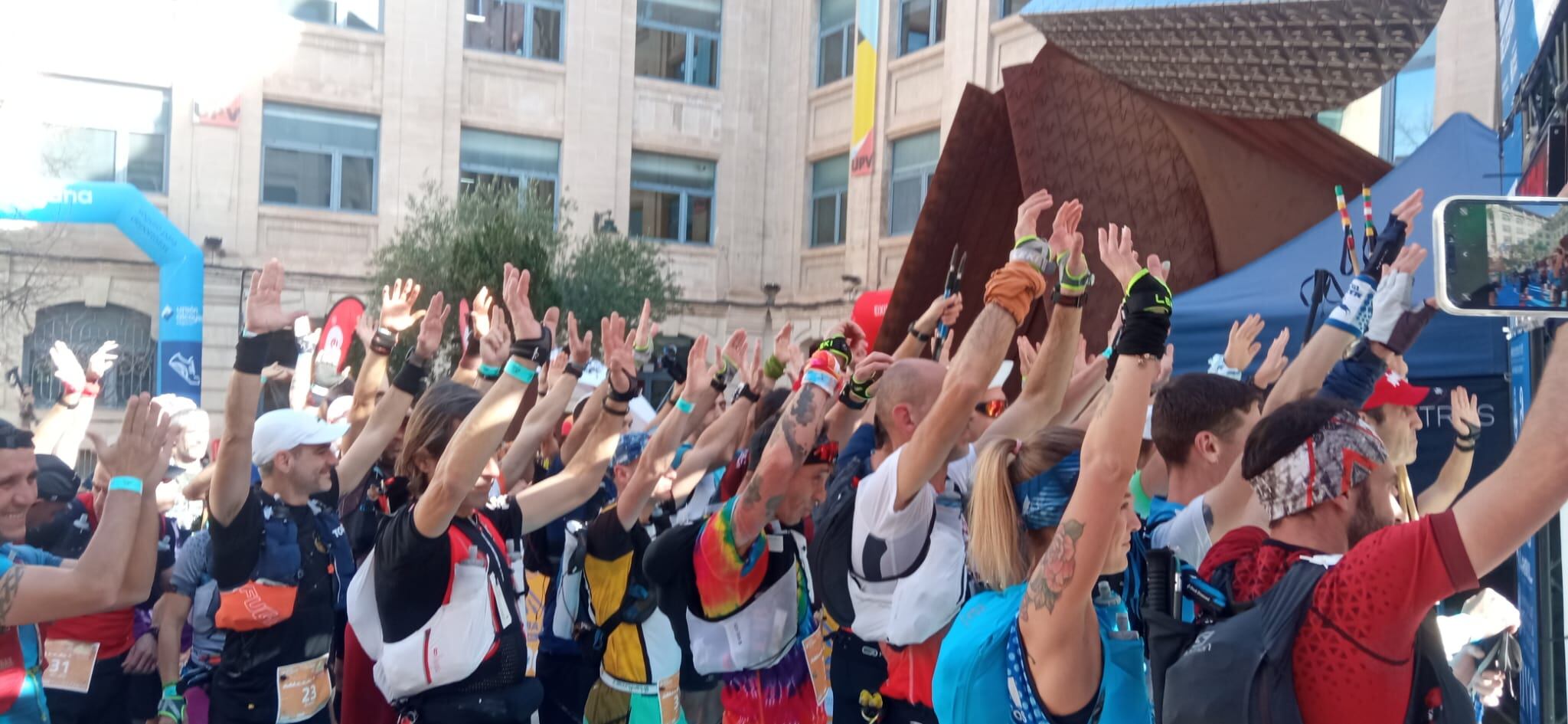 Corredores antes de inicial los 166 km de la Ultra Mediterrània en Alcoy