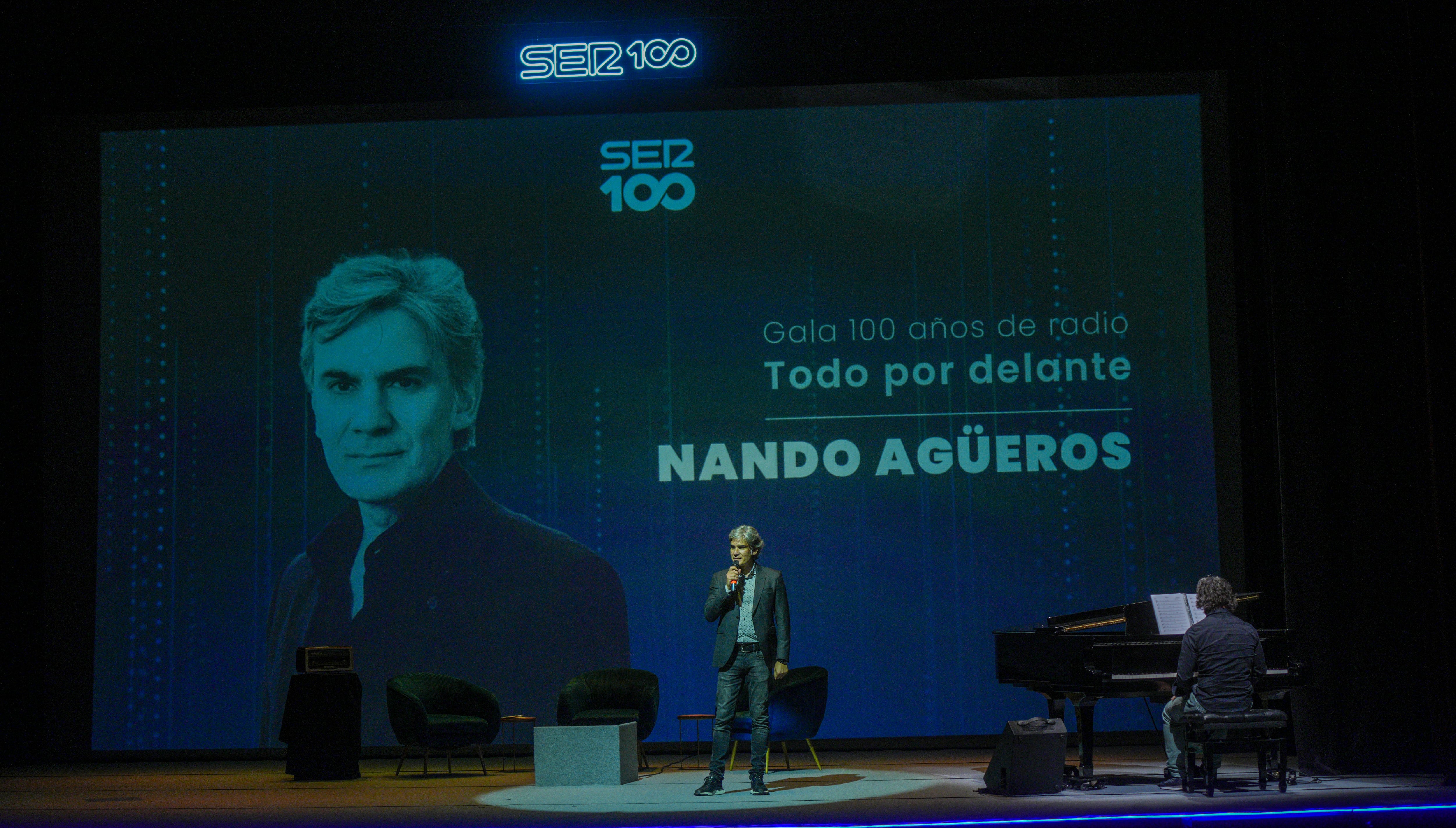 Nando Agüeros en la gala 40 aniversario de Ser Torrelavega.