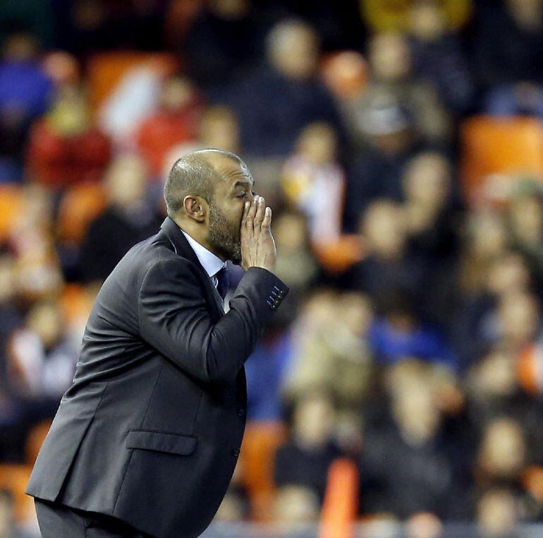 El entrenador portugués del Valencia Nuno Espirito Santo da instrucciones durante el partido de Liga de Primera División que Valencia CF y UD Las Palmas disputan esta noche en el estadio de Mestalla, en Valencia.