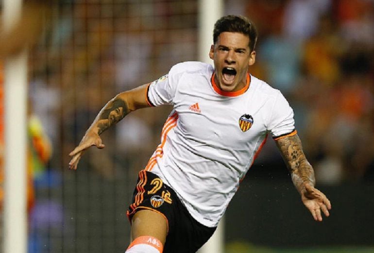 Santi Mina celebra un gol con el Valencia