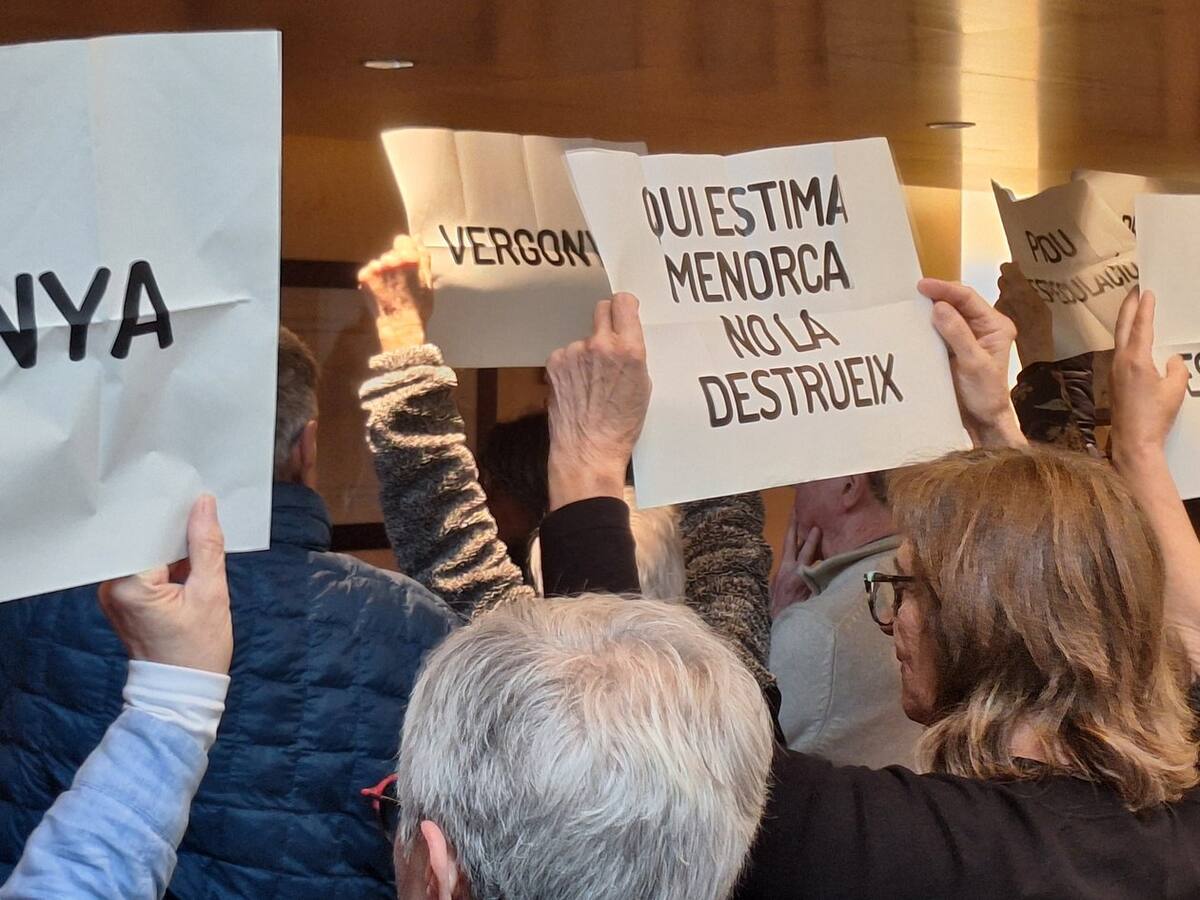 Unes 50 persones protesten contra regularitzar construccions en rústic a Menorca
