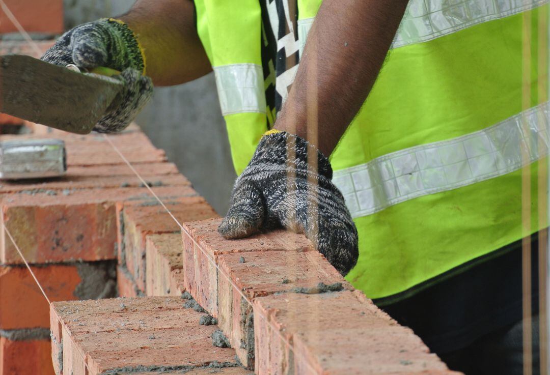 El Ayuntamiento enajena un solar municipal valorado en 396.000 euros en la calle Teresa Ruiz de la Parte para la construcción de viviendas de protección en cumplimiento de la sentencia judicial por la venta irregular de parcelas en el Sector 8