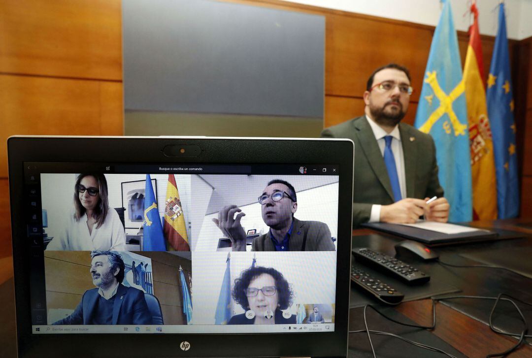 El presidente Adrián Barbón durante la reunión del Ejecutivo.