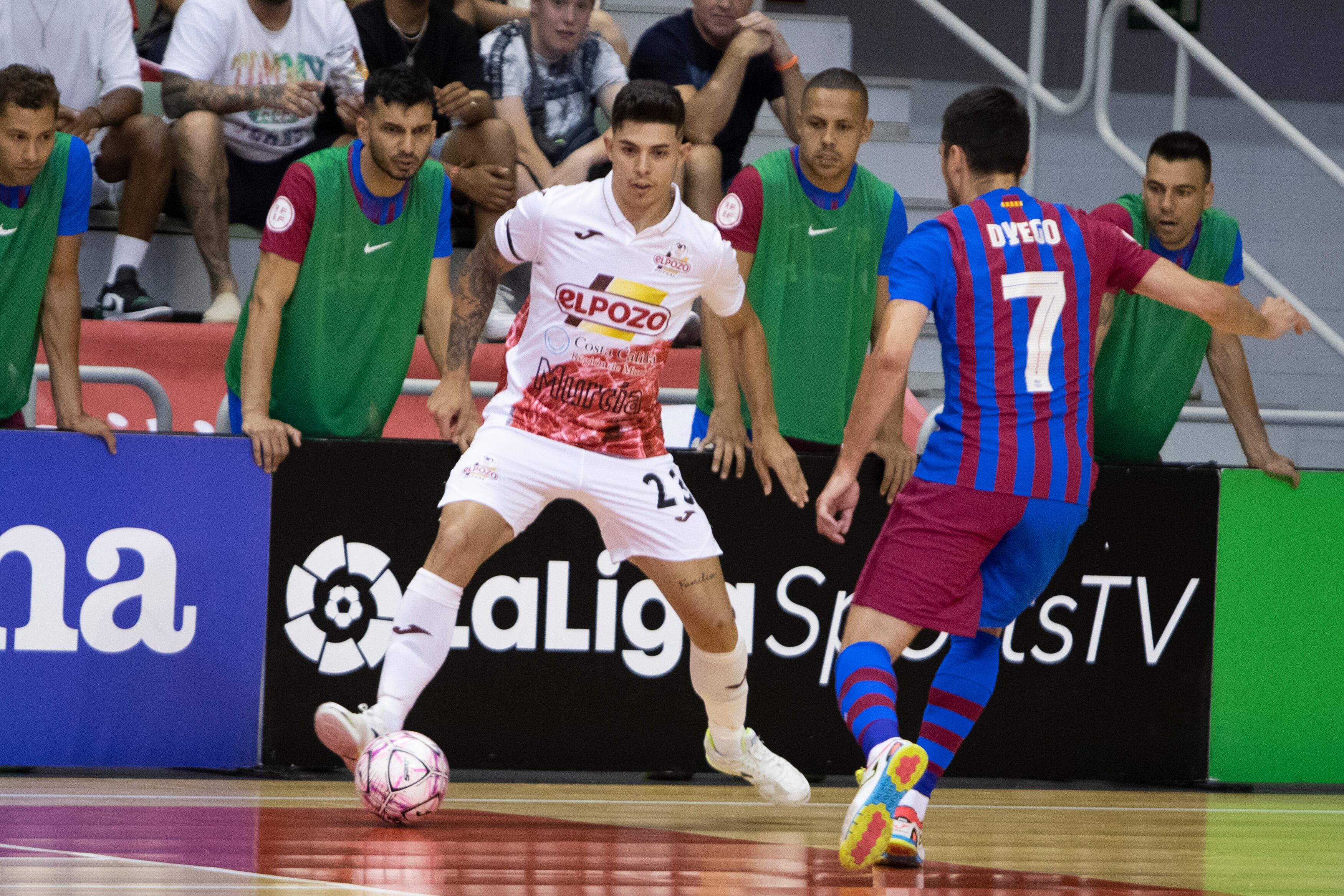 Darío controla un balón ante Dyego en ElPozo-Barça