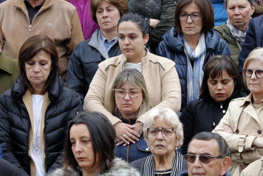 GRAF5866. RIANXO,  Vecinos a la corporación durante al minuto de silencio en memoria de los dos jóvenes gallegos que han fallecido en la cadena de atentados perpetrados el domingo en Sri Lanka. - EFE Lavandeira jr