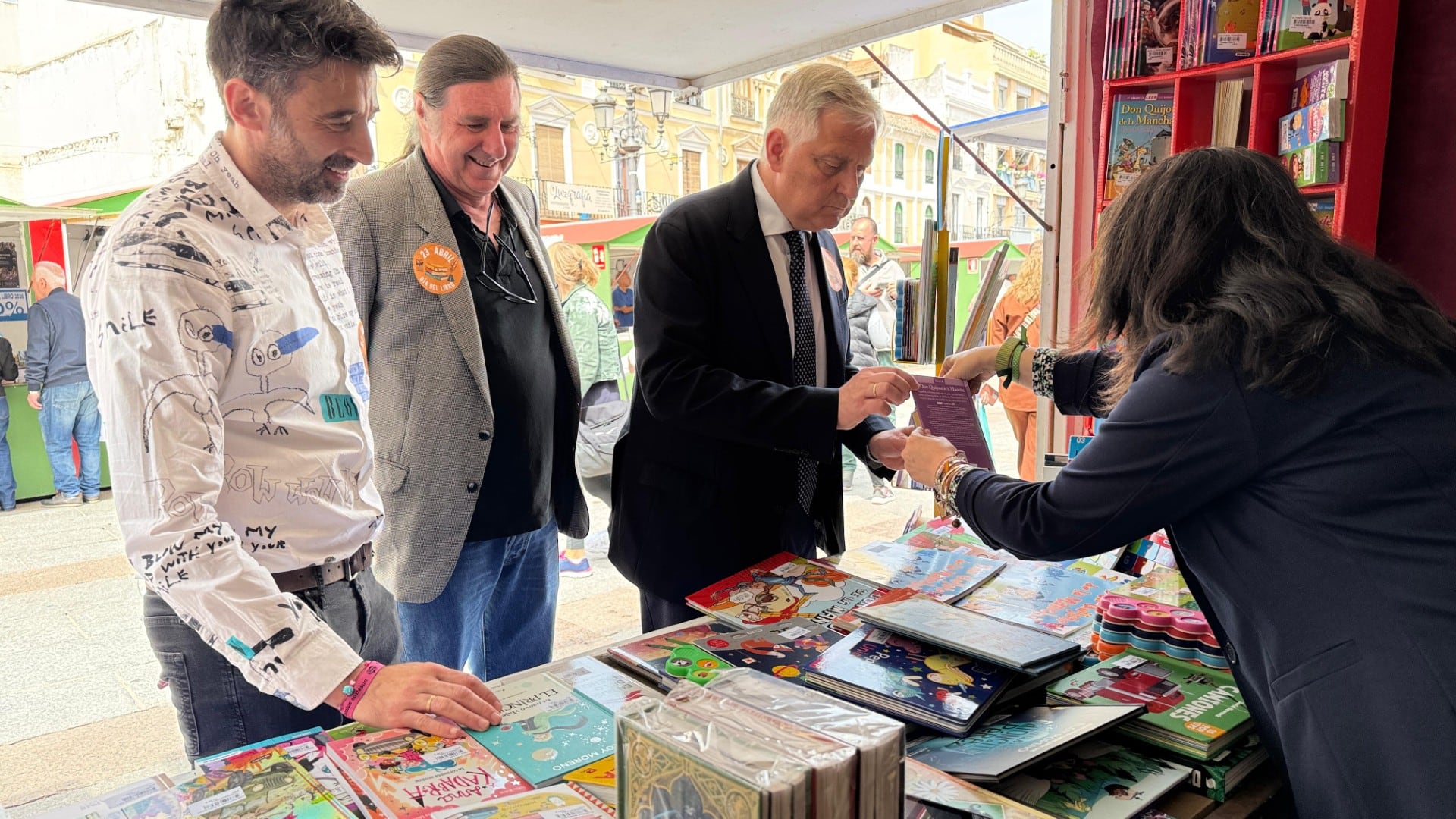 Francisco Cañizares, alcalde de Ciudad Real, junto al concejal de Cultura, Pedro Lozano y el presidente de la Asociación de Libreros de la región, Rafael Diaz Barral