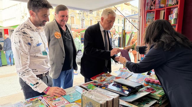 Francisco Cañizares, alcalde de Ciudad Real, junto al concejal de Cultura, Pedro Lozano y el presidente de la Asociación de Libreros de la región, Rafael Diaz Barral