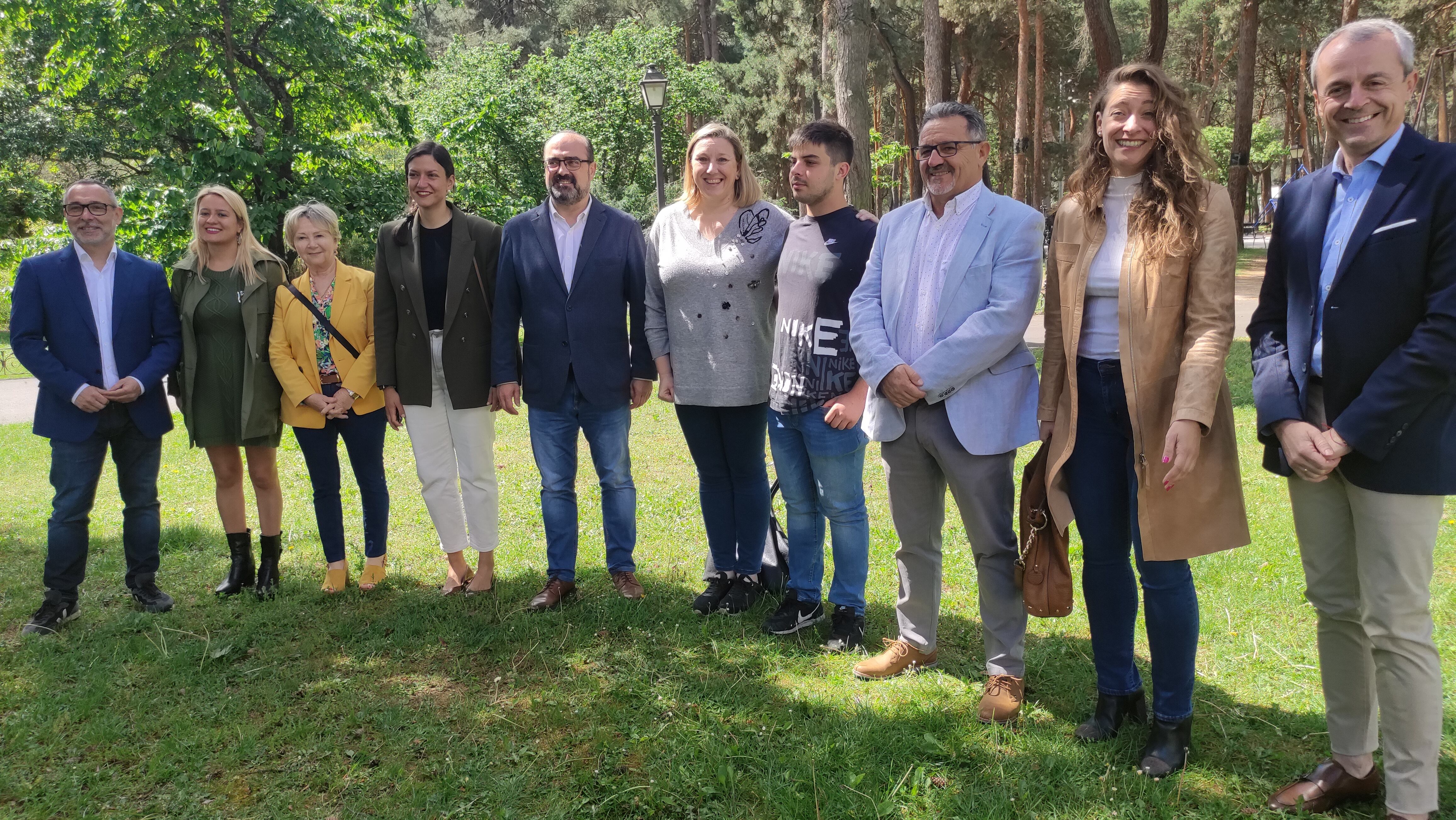 Miembros de la candidatura del PP junto a la consejera de Familia y la presidenta provincial en el parque del Temple