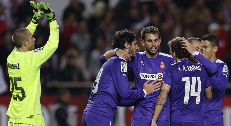 Los jugadores del Espanyol celebran el pase del equipo españolista a las semifinales de la Copa del Rey.