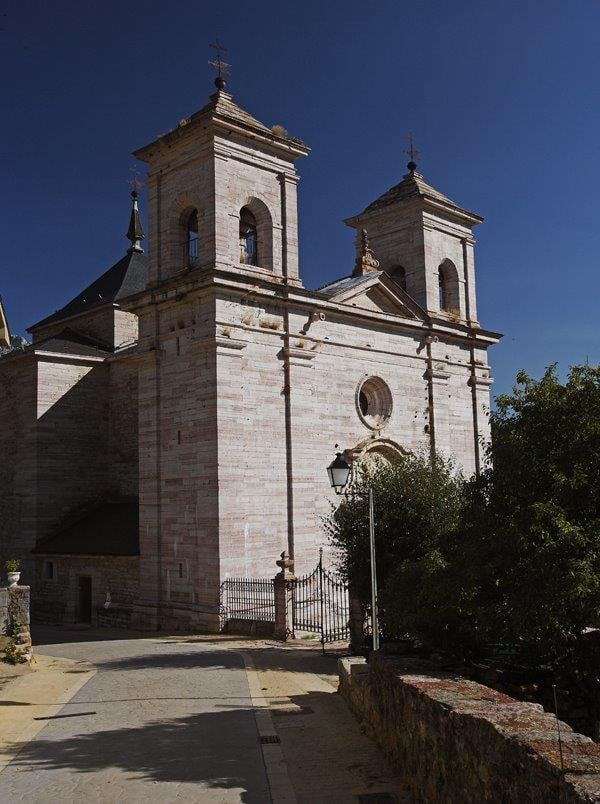 La Iglesia de Lois, también llamada &#039;La Catedral de la Montaña&#039; / Turisleón