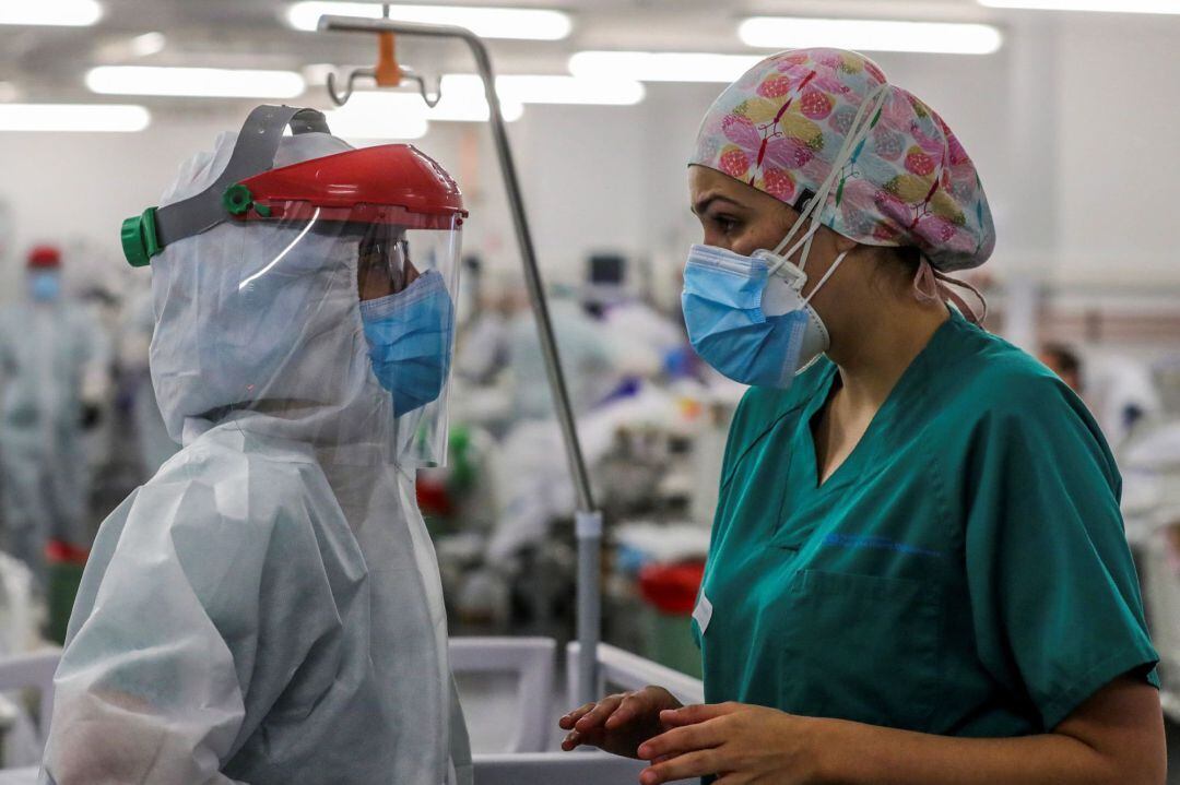 Personal sanitario, durante su jornada de trabajo en una planta del Hospital Puerta de Hierro