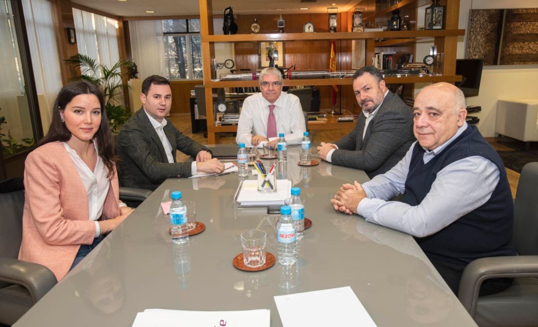 Reunión entre los diputados socialistas, Javier Cendón y Andrea Fernández y el presidente de la Diputación, Eduardo Morán con el presidente de Renfe en Madrid