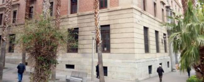 Una de la fachada lateral del edificio de Hacienda en Jaén capital.