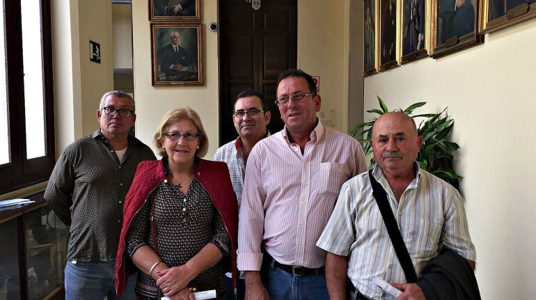 Vecinos de la barriada de Colmenarejo que han asistido hoy a la comisión de Medio Ambiente 