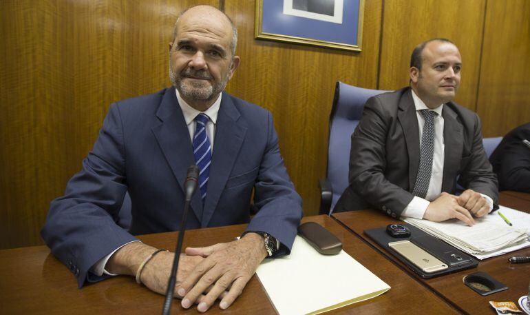 El expresidente de la Junta de Andalucía Manuel Chaves (i) (entre 1990 y 2009), junto al presidente de la Comisión parlamentaria, Julio Díaz (Cs), momentos antes de comenzar en Sevilla su comparecencia.