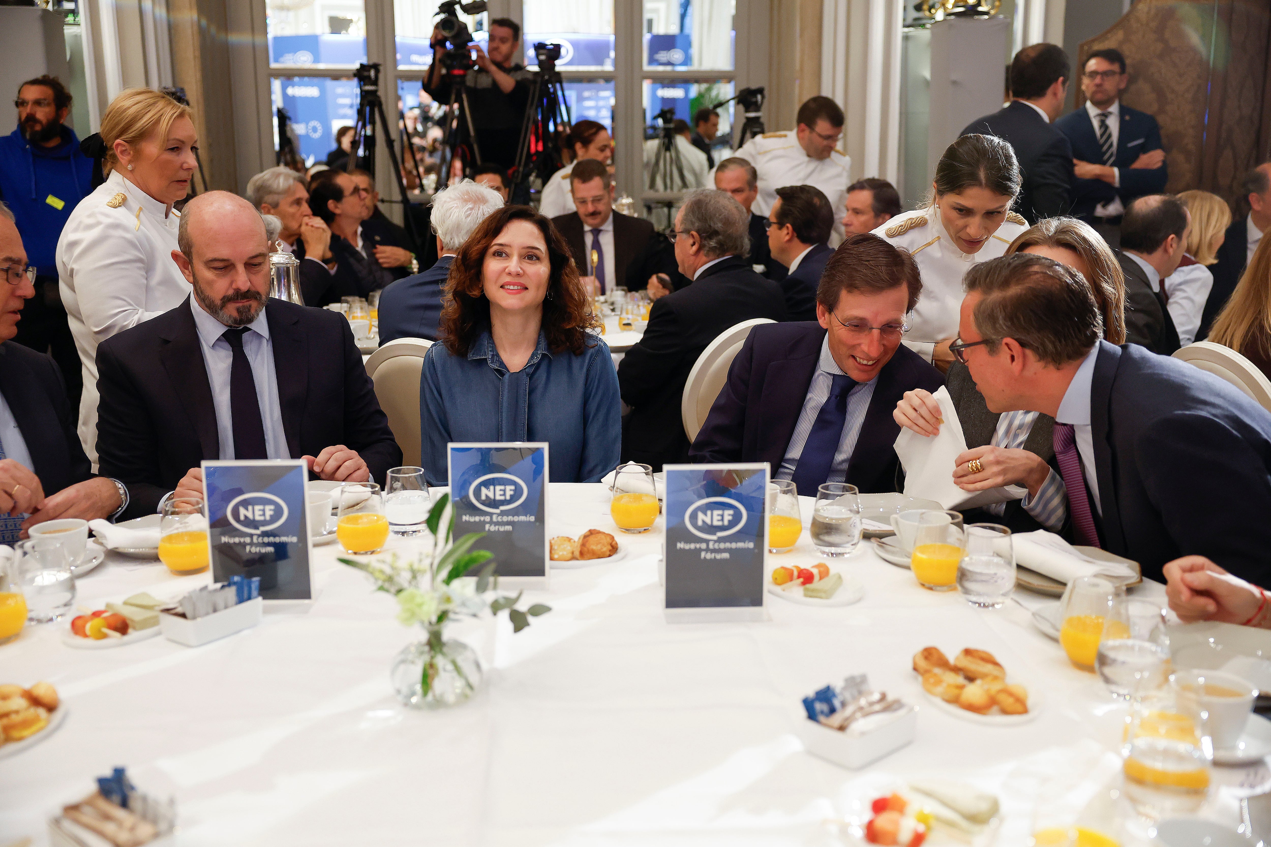 MADRID, 21/01/2025.- La presidenta de la Comunidad de Madrid, Isabel Díaz Ayuso, que ha intervenido en un desayuno informativo en la capital, acompañada del alcalde de Madrid, José Luis Martínez Almeida (2d), entre otros. EFE/J.P.Gandul