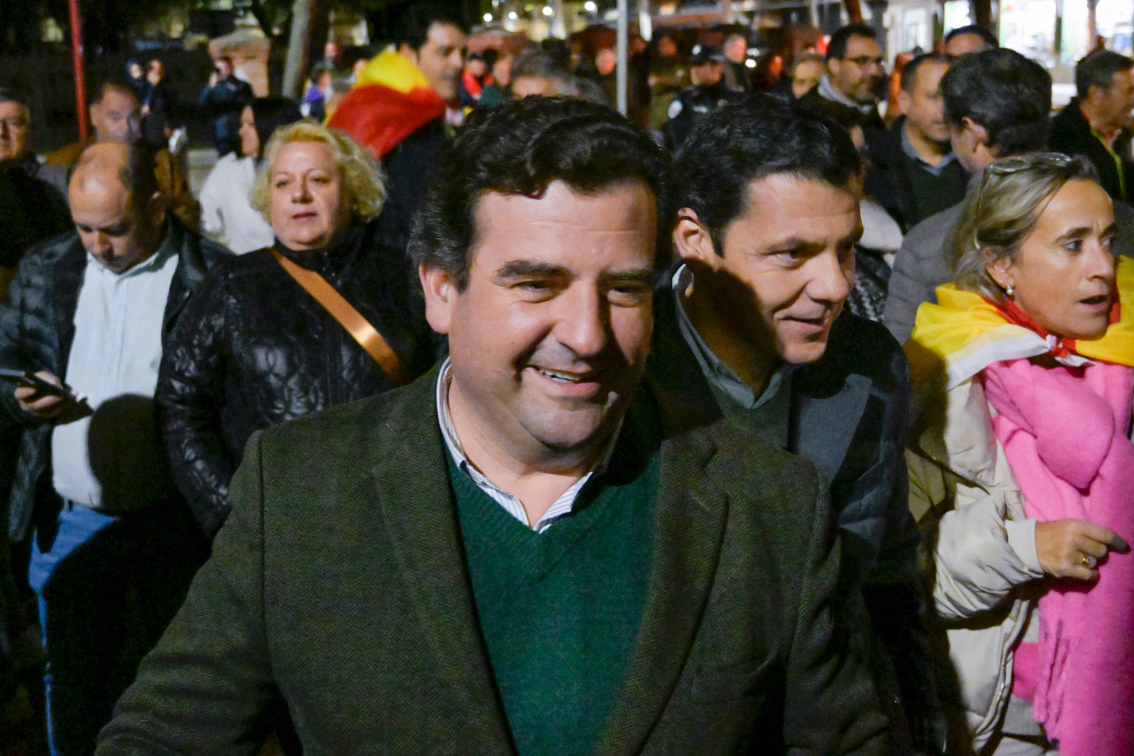 El diputado nacional de Vox y primer Teniente de Alcalde de Ciudad Real, Ricardo Chamorro (c) y el diputado regional de Vox y presidente provincial del partido, Juan Luis Blázquez (d), participaron este martes en una concentración contra la amnistía ante la sede local del PSOE de Ciudad Real. EFE/Jesús Monroy