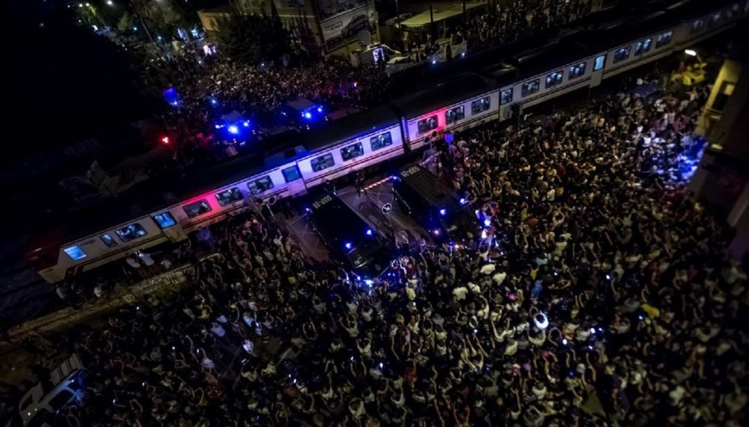 Imagen de una de las protestas de la plataforma Pro-Soterramiento junto a las vías del tren en Santiago el Mayor (Murcia)