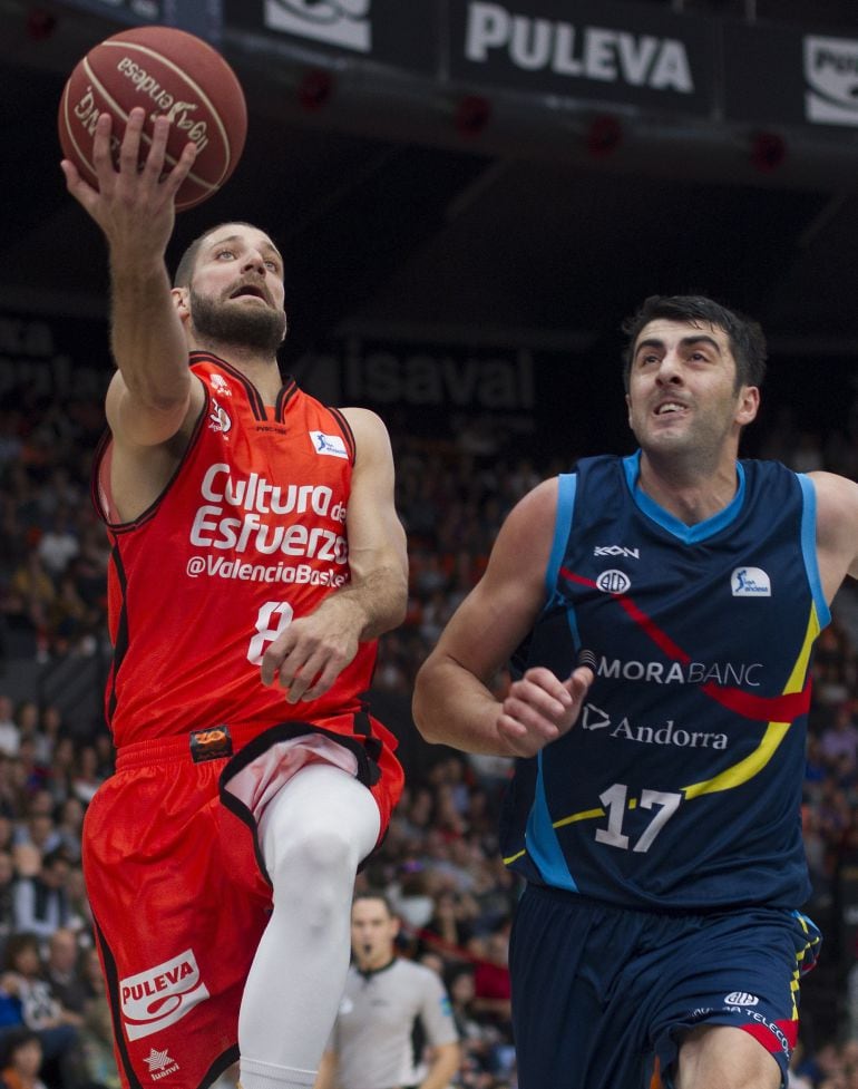 GRA101. VALENCIA, 30102016.- El escolta francés del Valencia Basket Antoine Diot (i), entra a canasta ante el pívot georgiano del Andorra Giorgi Shermadini (d), durante el partido de la sexta jornada de Liga ACB disputado hoy en el pabellón Fuente de San 