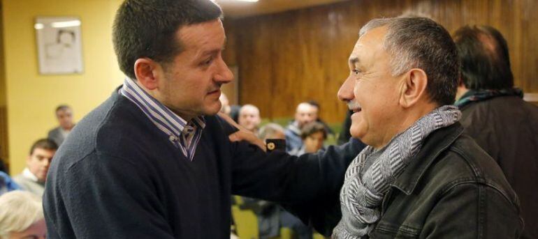 Fernánez Lanero saluda a Pepe Álvarez, líder estatal de UGT, en su última visita a Asturias