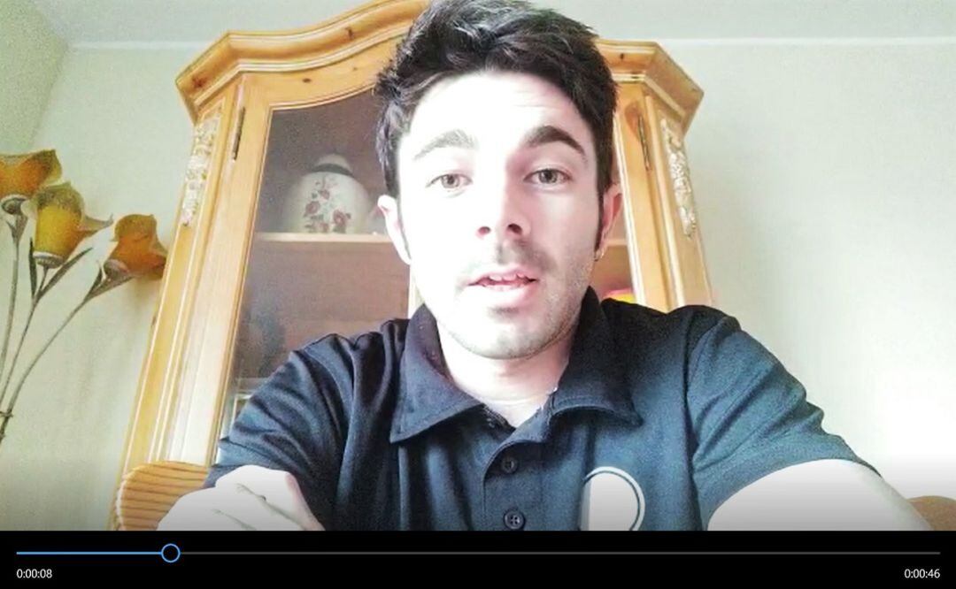 Ferrando explica las pautas de los ejercicios en un vídeo grabado desde su casa