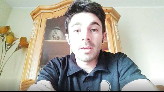 Ferrando explica las pautas de los ejercicios en un vídeo grabado desde su casa