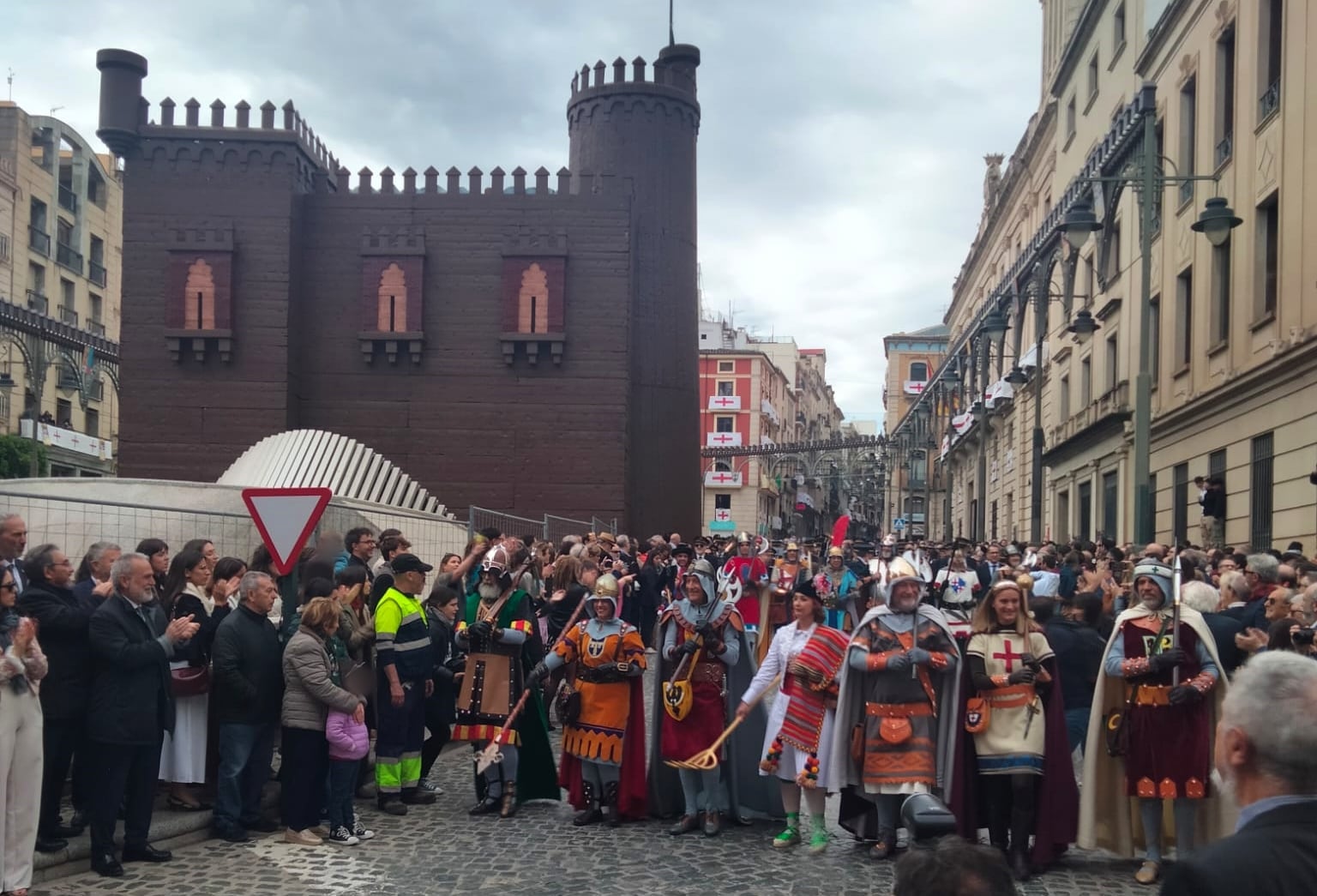 Otro momento de los glorieros cristianos tras el castillo de Fiestas.
