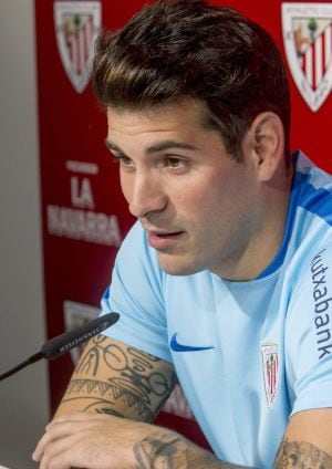 GRA113. LEZAMA (BIZKAIA), 20/10/2015.- El portero del Athletic de Bilbao Iago Herrerín, durante la rueda de prensa posterior al último entrenamiento en las instalaciones del club en Lezama antes de partir mañana rumbo a Belgrado para disputar un encuentro contra el Partizan, correspondiente a la tercera jornada de la Liga Europa. EFE/Iñaki Andrés