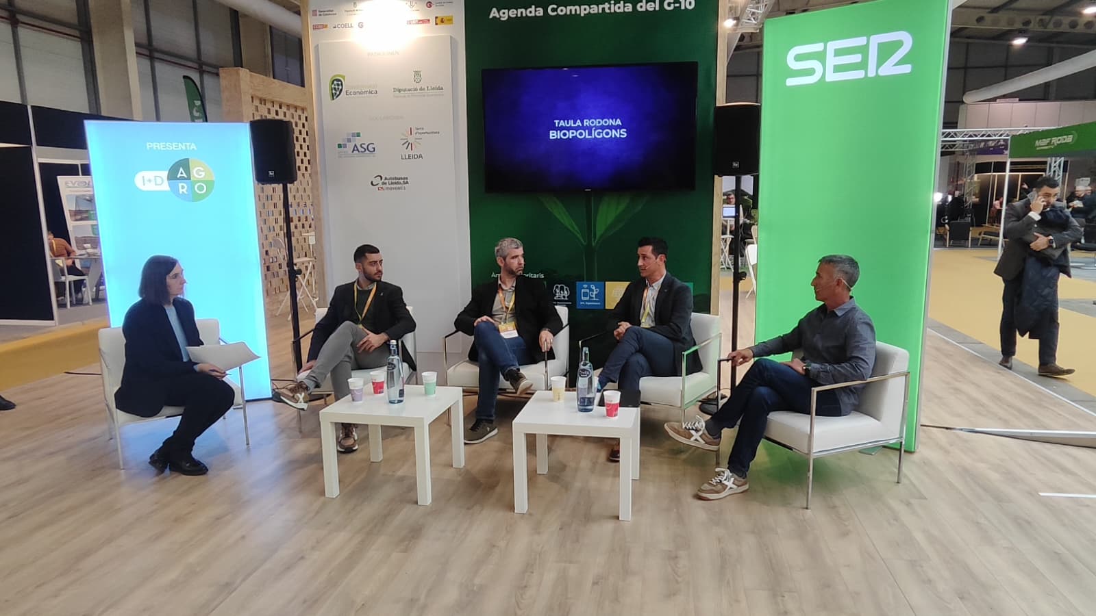 Eduard Murgó, alcalde de Montoliu de Lleida; Víctor Falguera, del Biohubcat; Miquel Jarque, del grup VallCompanys i Miquel Serra, d&#039;Alcarràs Bioproductors han parlat al Fòrum de Biopolígons.