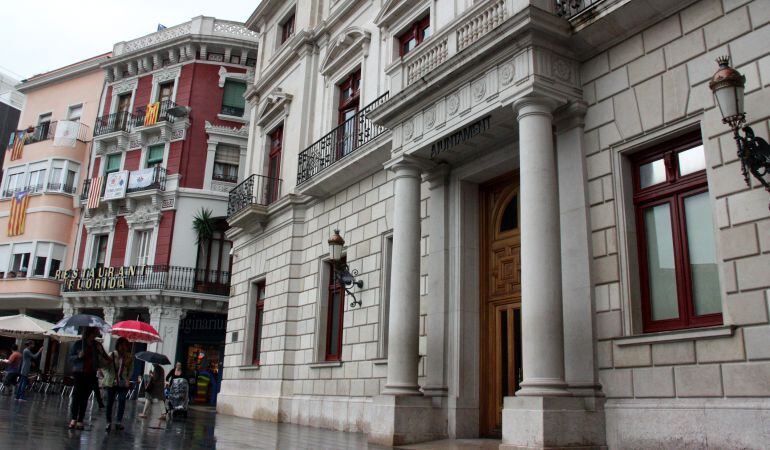 Façana de l'Ajuntament de Reus, a la plaça del Mercadal.