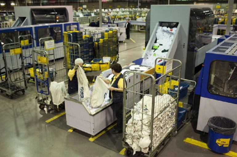 Interior de una planta de distribución de Correos en Madrid