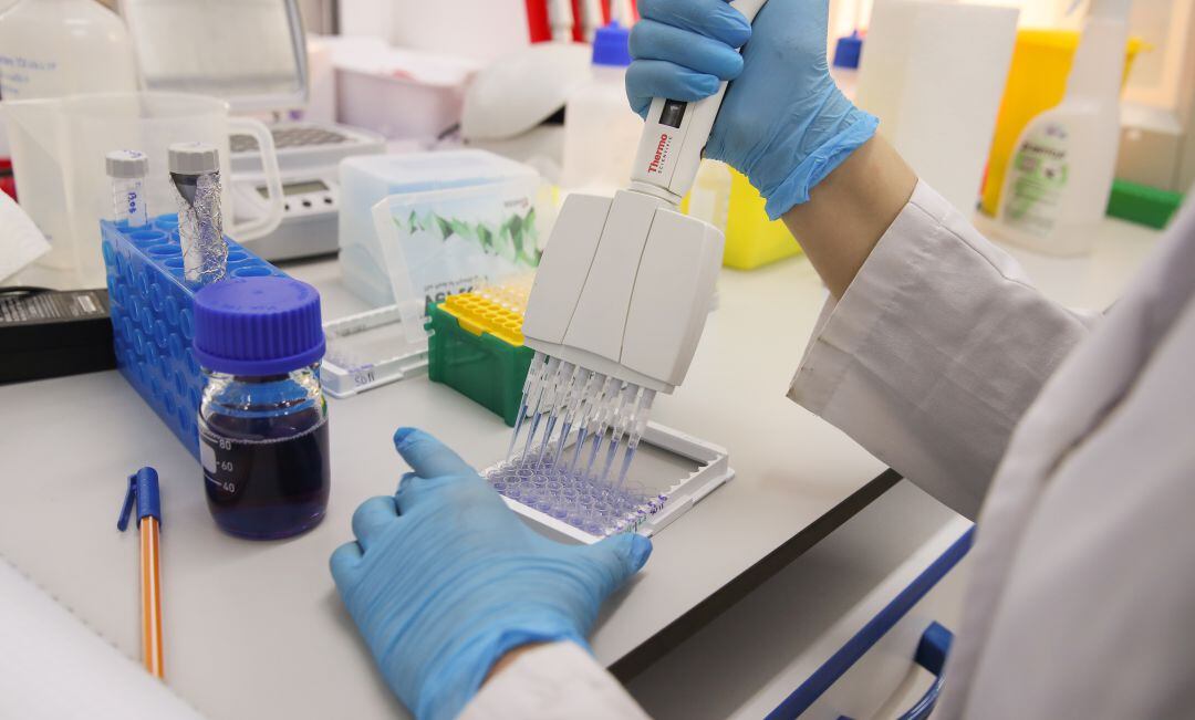 Un estudio de la Universidad de Oxford sugiere que el coronavirus tiene más capacidad de infección al inicio de los síntomas.