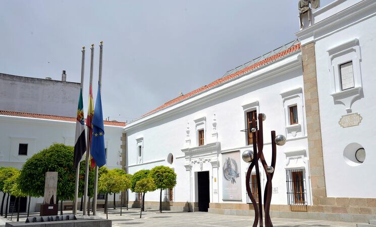Banderas de extremeñas a media asta en el edificio de la Asamblea de Extremadura  tras el fallecimiento del Papa Francisco