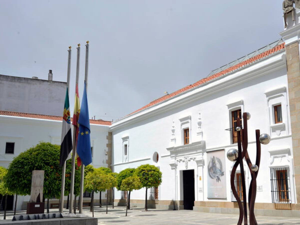 La Asamblea guarda un minuto de silencio por Fernández Vara