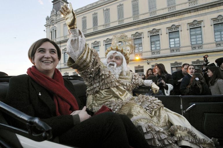 El Rey Melchor acompaña a la alcaldesa de Barcelona, Ada Colau, 