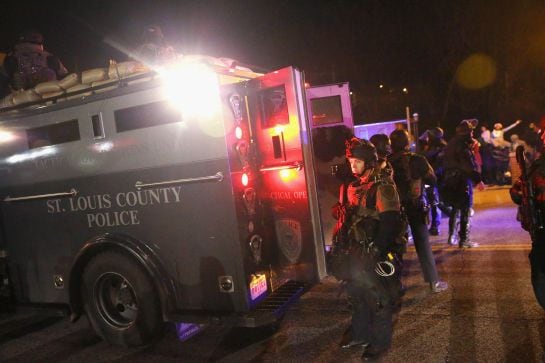 Miembros de los cuerpos de seguridad se movilizaron en las calles de Ferguson