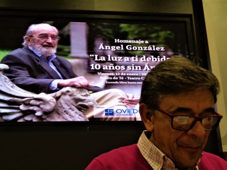 El concejal de Cultura de Oviedo, Roberto Sánchez Ramos, presenta el homenaje a Ángel González