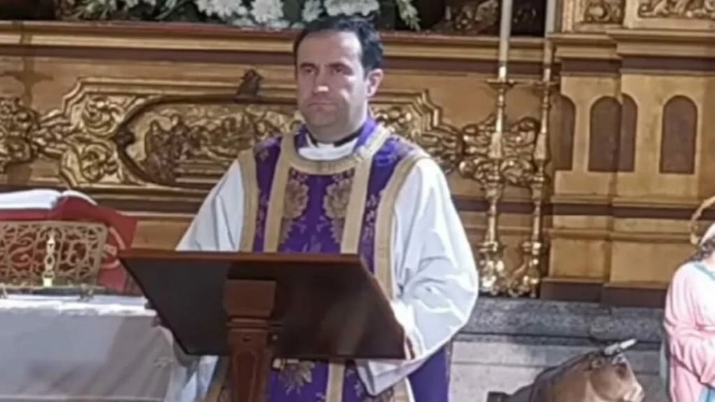 El sacerdote Óscar Martín Biezma durante su homilía homófoba