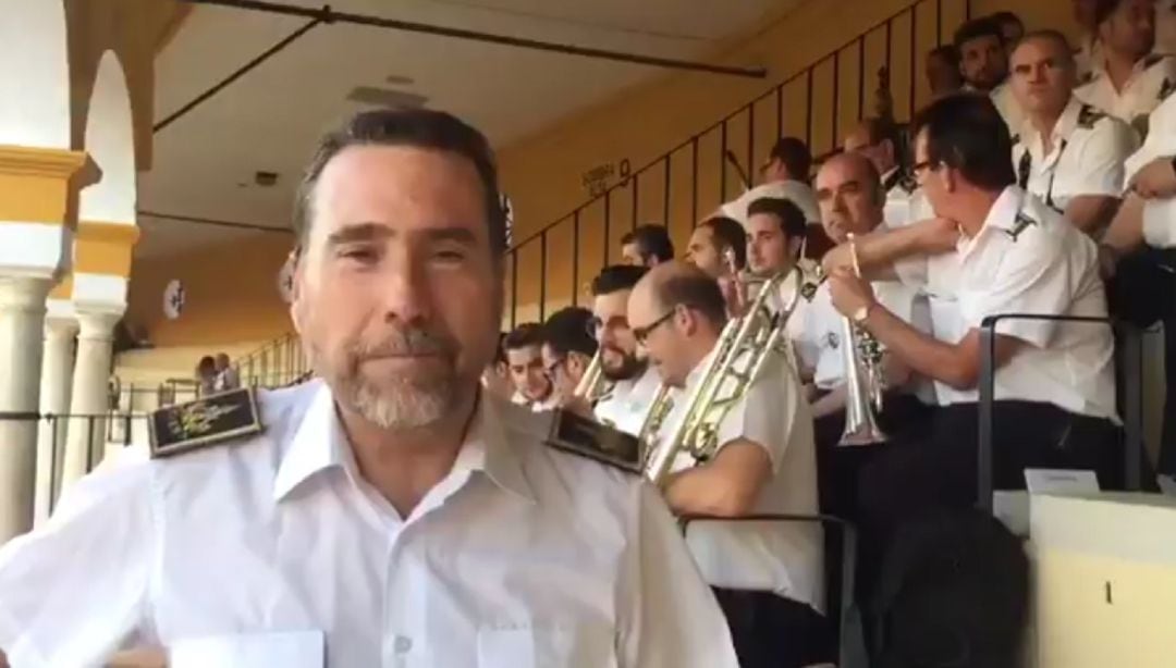 José Manuel Tristán, director de la Banda del Maestro Tejera, al frente de sus músicos en la Plaza de Toros de Sevilla